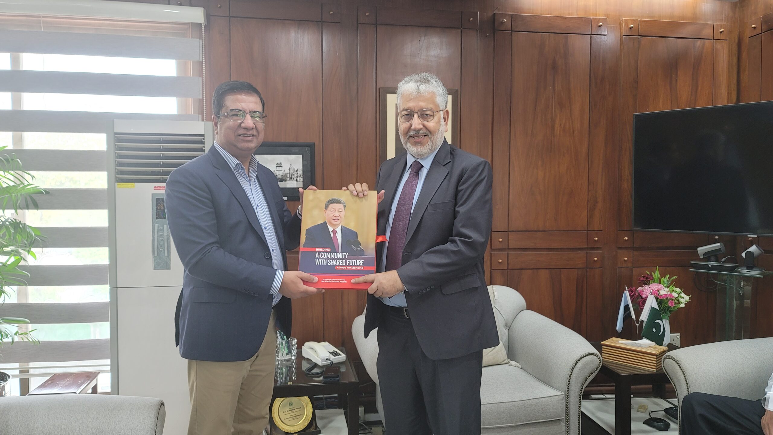 Executive Director PRCCSF, Renowned Philanthropist and Award-Winning Author Mr. Khalid Taimur Akram Visits HEC Chairman 6 Khalid Taimur Akram