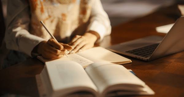 Can the Cognitariat Decolonize Academic Writing? 1 Can the Cognitariat Decolonize Academic Writing