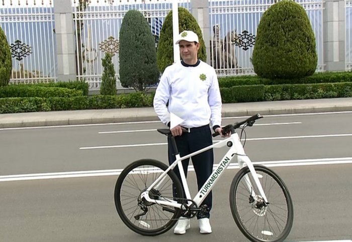 President Berdimuhamedov Leads Mass Bike Ride in Honor of World Health Day