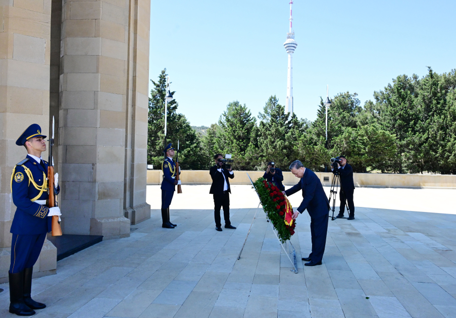 To Lam Pays Tribute at Alley of Martyrs in Baku