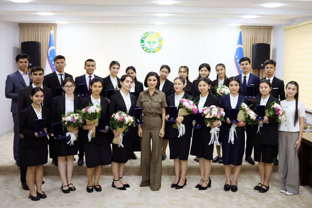 Saida Mirziyoyeva Awards Top Graduates, Announces School Buses for Remote Areas 12 Saida Mirziyoyeva Awards Top Graduates, Announces School Buses for Remote Areas