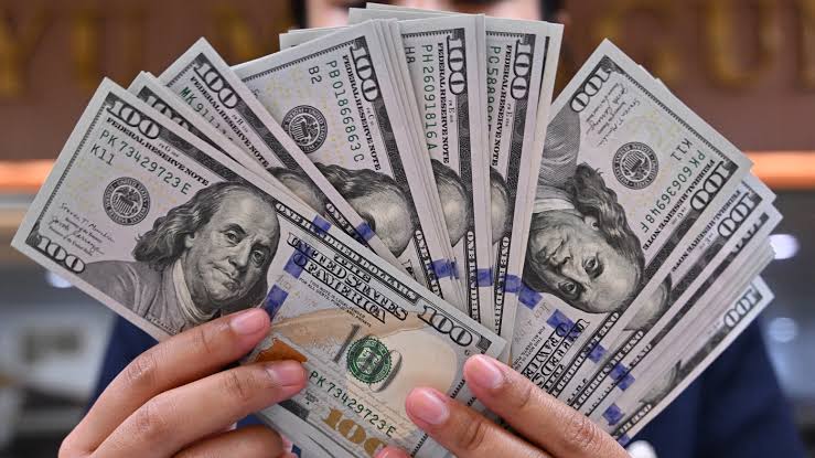 Dollar in Decline: A Warning Sign for the Global Economy 6 ollar in Decline: A Warning Sign for the Global Economy