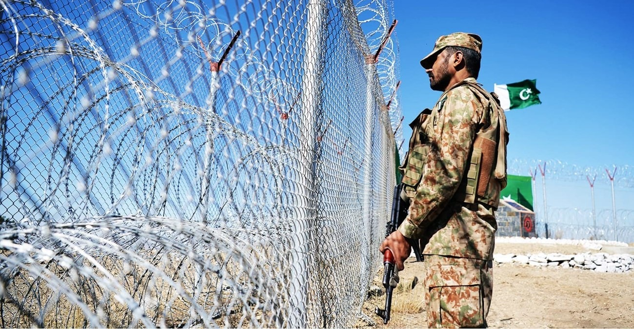 Pakistan Army Responds Strongly to Unprovoked Firing from Afghan Side; Multiple Border Posts Destroyed 1 Pakistan Army