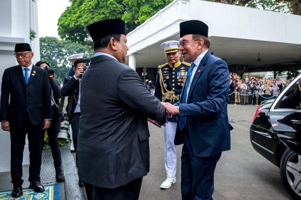 Prabowo Receives Warm Welcome from Anwar Ibrahim at 47th ASEAN Summit 13 Prabowo