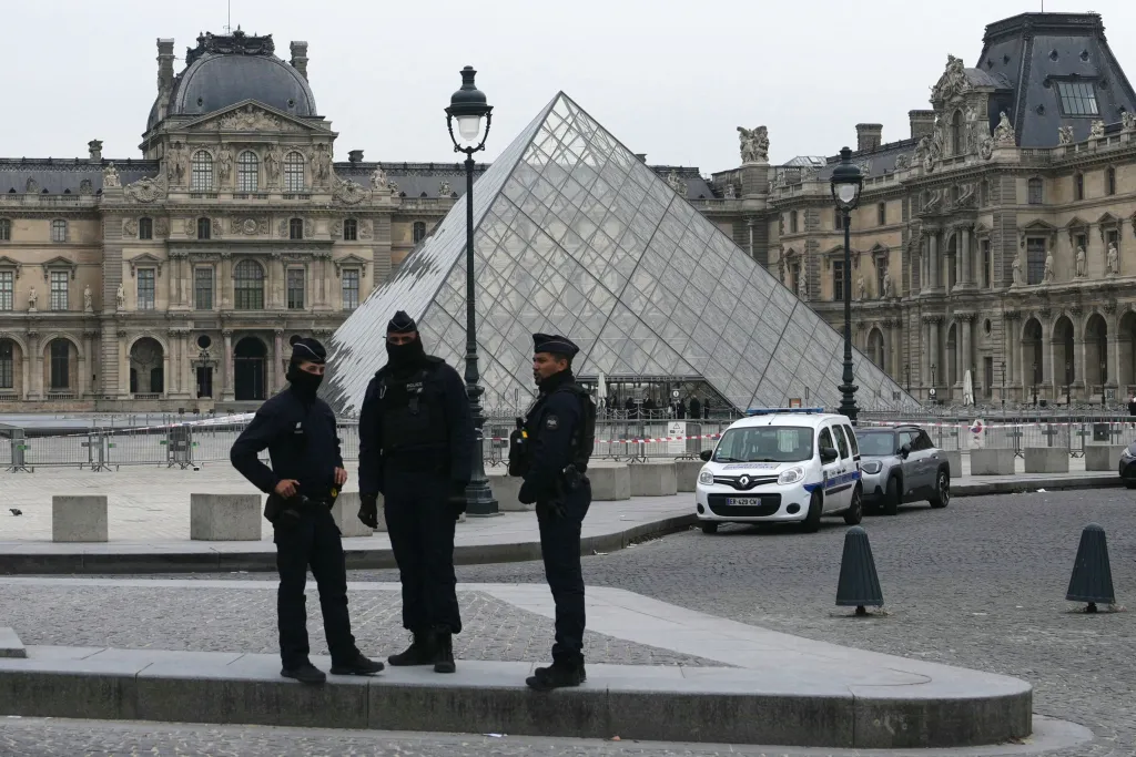 France to Tighten Security at Cultural Institutions After Daring Louvre Jewellery Heist 8 France