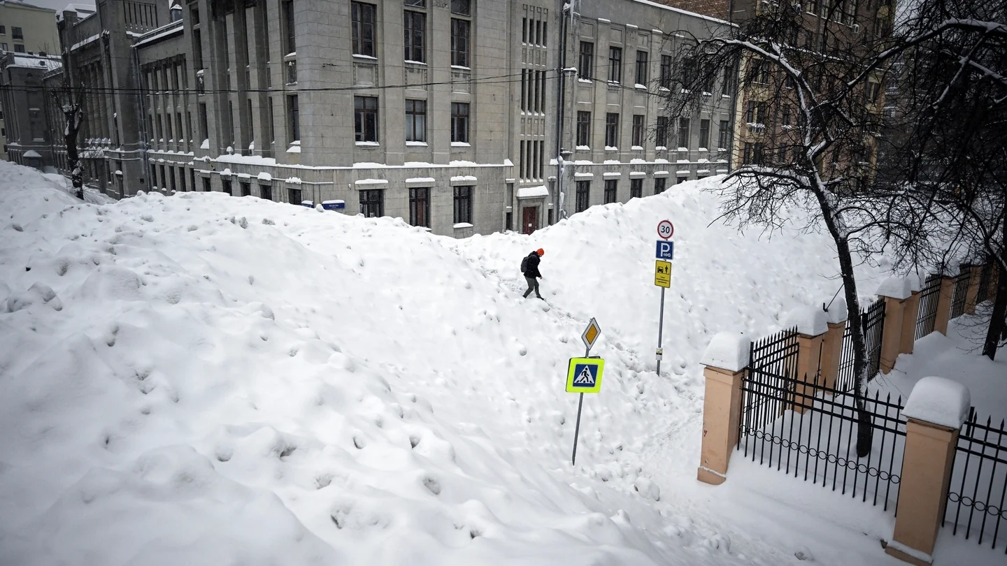 Record Snowfall Paralyses Moscow as Kamchatka Declares Emergency 2 Moscow