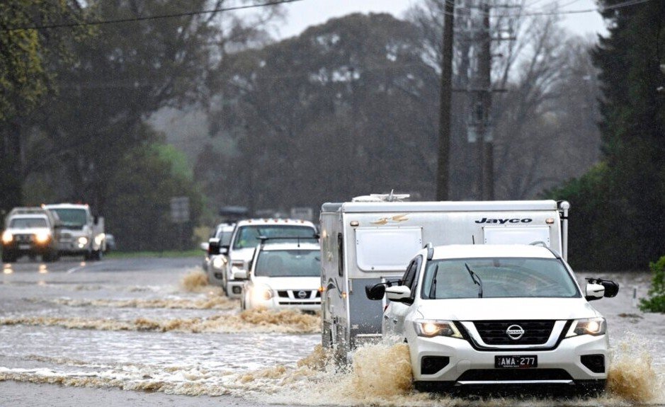 Heavy Rain and Damaging Winds Lash Barkly and Central Australia, Flood Warnings Issued 17 Australia