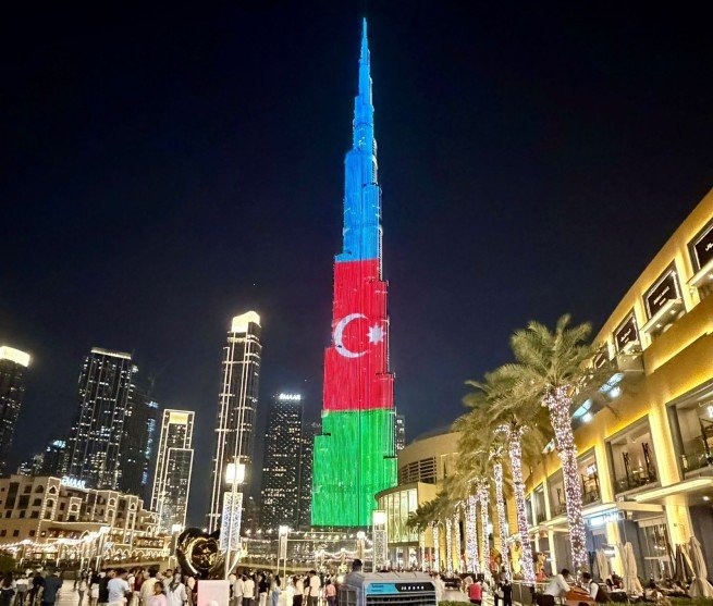 Burj Khalifa Illuminated in Azerbaijani Flag Colors to Mark Independence Day 1 Khalifa