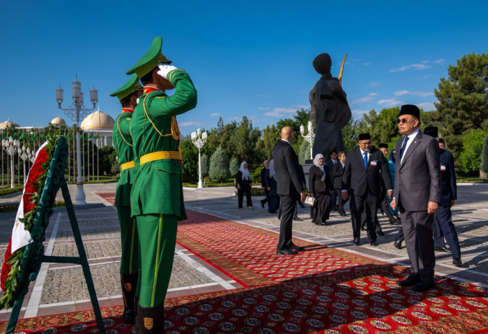 Malaysia’s Prime Minister Anwar Ibrahim Visits Key Landmarks in Ashgabat 2 Ashgabat