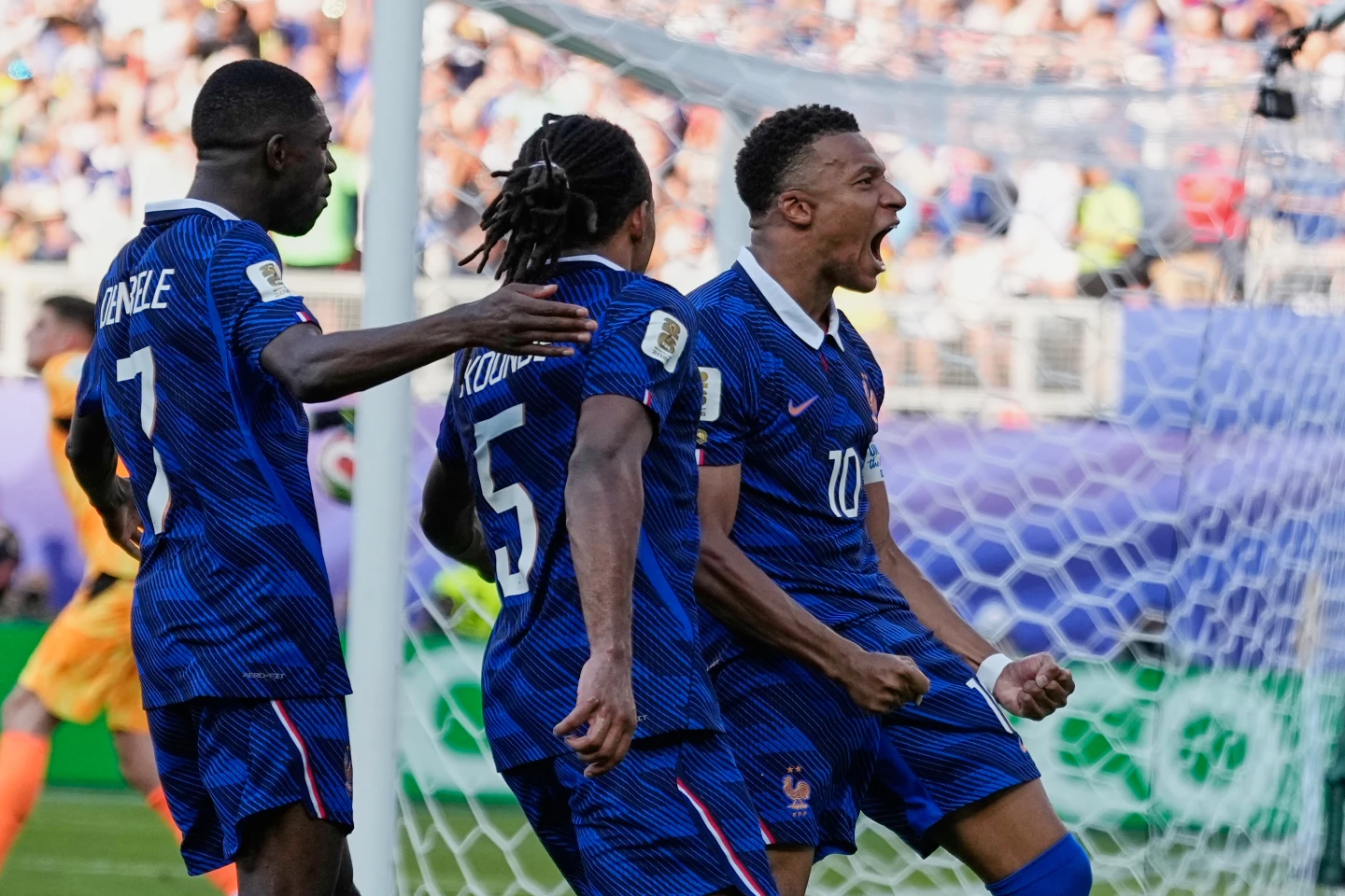 France Edge Paraguay 1-0 to Reach FIFA World Cup Quarterfinals