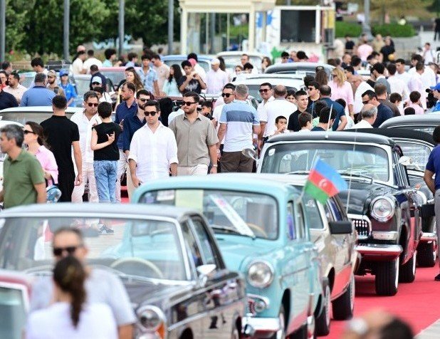 Baku Hosts Exhibition of More Than 100 Classic Cars at Seaside National Park 5 Exhibition