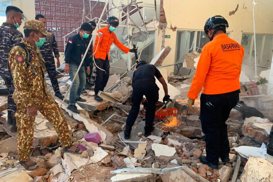 Powerful 7.7-Magnitude Earthquake Hits Eastern Indonesia, Leaving at Least 20 Dead 2 Earthquake
